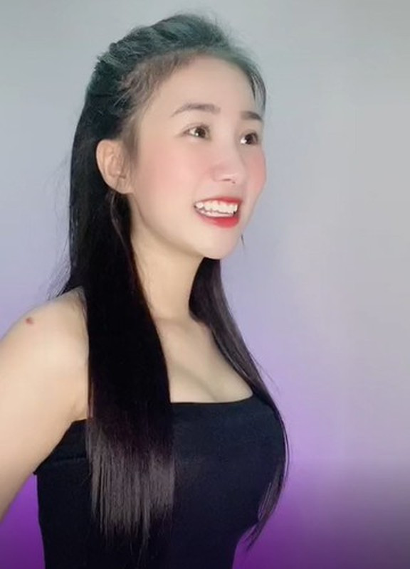 Video này của Tiểu Hý được xem là cực thành công với độ phủ sóng và chia sẻ cực nhanh. Với vẻ ngoài xinh xắn, hot girl TikTok này còn được dân mạng gọi vui là cô "vợ quốc dân".