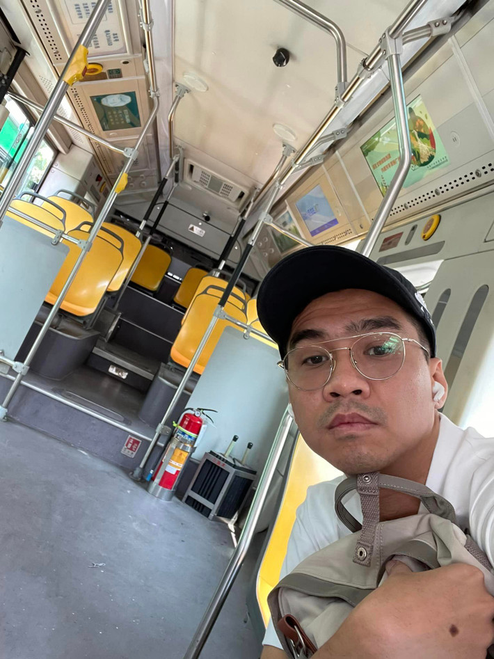 Cũng trong buổi livestream này, PewPew chia sẻ về hành trình đi "xuất khẩu lao động" tại Trung Quốc của mình.