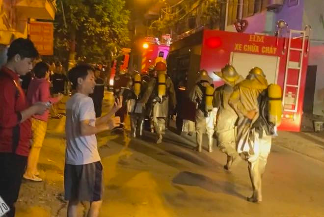 Khoảng 23h30 đêm 12/9, tại một chung cư mini nằm sâu trong hẻm 29/70 Khương Hạ (quận Thanh Xuân, Hà Nội) xảy ra cháy lớn. Tại hiện trường, một số nhân chứng cho biết, chung cư mini này cao khoảng 9 tầng và có nhiều người mắc kẹt bên trong.
