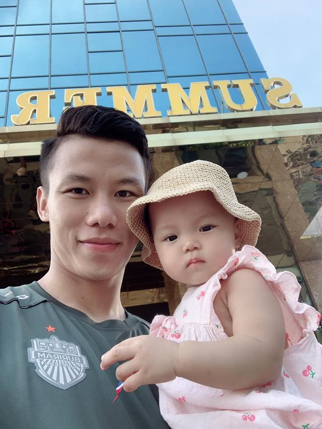 Bên cạnh đó, Hải Quế cũng cưng chiều bà xã hết mức, mỗi dịp đi xa về nam cầu thủ đều không quên mua quà tặng vợ con.