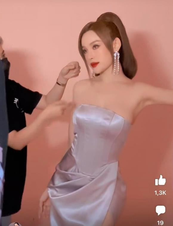 Mới đây, trên trang cá nhân, Huyền Baby đã đăng tải một đoạn clip khoe hình ảnh cô nàng bận rộn làm việc, chụp ảnh thời trang.