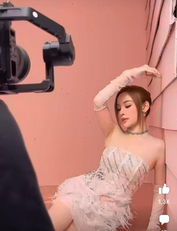 Cùng với đó, nàng cựu hot girl cũng lên tiếng khi bị mỉa mai chỉ biết ăn chơi mà không biết làm gì.