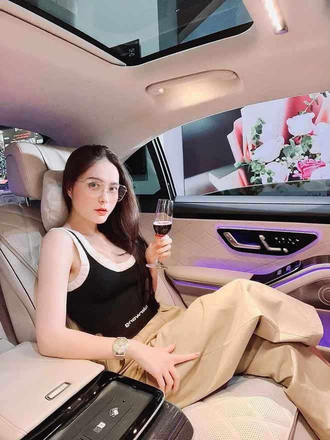 Chưa hết, xế hộp, trang sức, đồ hiệu mắc tiền Đoàn Di Băng hầu như thiếu món nào. Ông xã của cô cũng là một doanh nhân có tiếng, không ai khác đó chính là Nguyễn Quốc Vũ, người sở hữu cho bản thân cả một bộ sưu tập siêu xe mà hiếm ai có được.