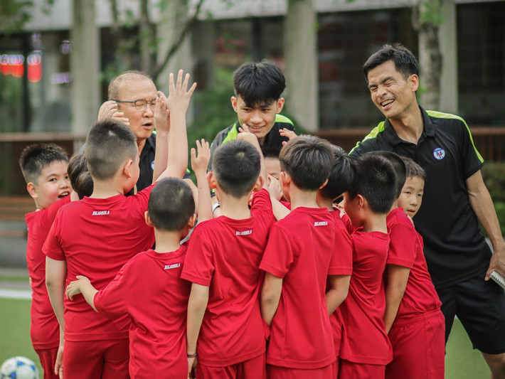 Tại sự kiện ra mắt học viên bóng đá Park Hang Seo, Tập đoàn thể thao Động Lực và PHS IFA cũng đã chính thức công bố mối quan hệ hợp tác chiến lược. Theo đó, Jogarbola Vietnam sẽ cung cấp các trang phục tập luyện, di chuyển, đồ thi đấu và các phụ kiện thể thao, trang thiết bị thiết yếu phục vụ cho học viên và đội ngũ ban huấn luyện, cán bộ của học viện.