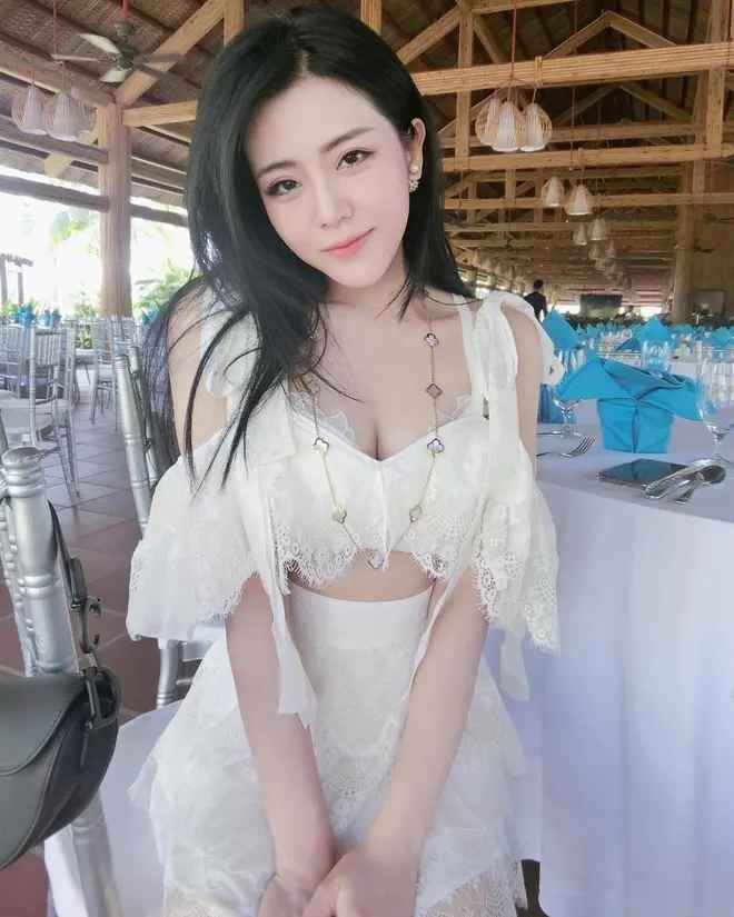 Dù đã sang Úc học tập và sinh sống từ lâu mà cũng chẳng dính dáng gì đến làng giải trí nhưng em gái Ông Cao Thắng vẫn là một tiểu thư được dân mạng quan tâm.