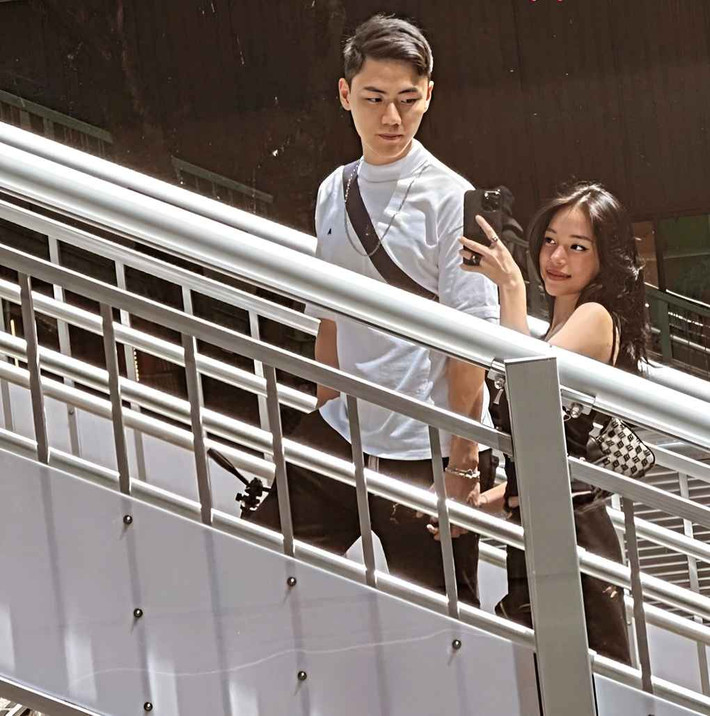 Linh Ngọc Đàm bày tỏ, cô dường như "đổ gục" trước ngoại hình cao ráo, gương mặt điển trai, mùi nước hoa đặc biệt của bạn trai trong lần đầu gặp gỡ.