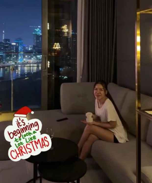 Khoảnh khắc trang trí cây thông cùng nửa kia không chỉ giúp tổ ấm đẹp hơn mà còn gắn kết tình cảm của Đặng Văn Lâm và bạn gái.