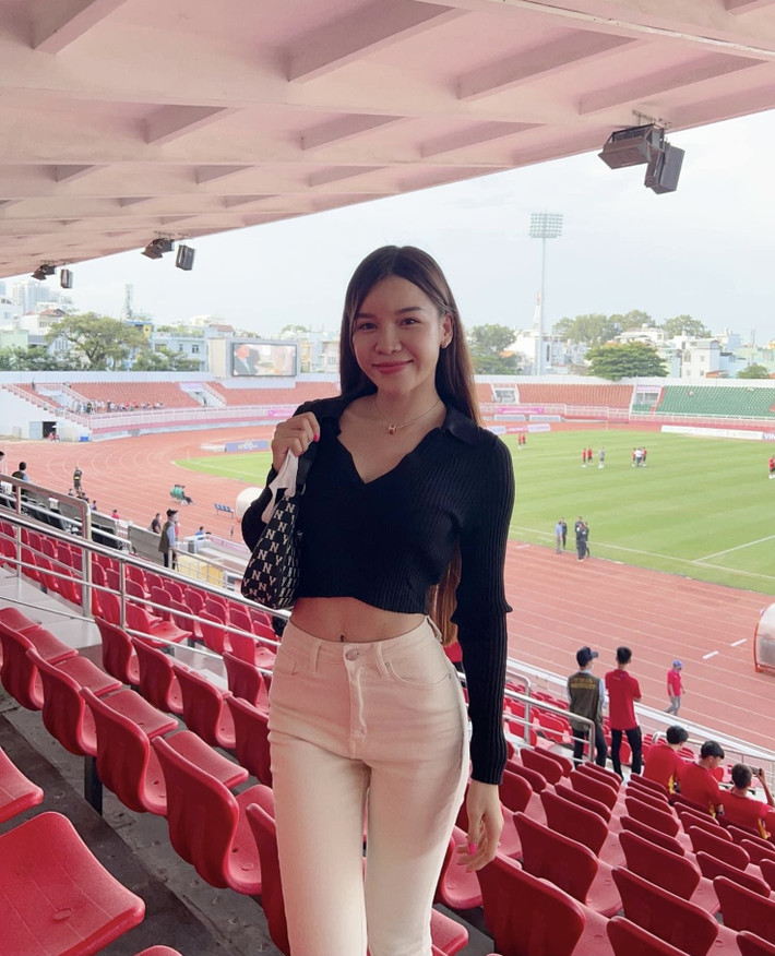 Bùi Thị Yến Xuân hiện đang làm PT ở TP.HCM. Bạn gái tin đồn của thủ thành Đặng Văn Lâm sở hữu gương mặt khả ái, thân hình bốc lửa.