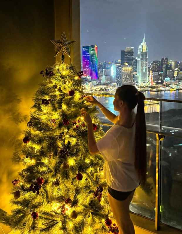 Trên trang cá nhân, bạn gái Đặng Văn Lâm cũng khoe bức ảnh trang trí cây thông.