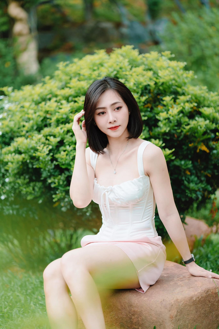 Bên cạnh đó, hot girl Kem Xôi này còn góp mặt trong các dự án khác như "Loa phường TV", "Làng ế vợ 3".... và thu hút lượng fan đông đảo nhờ nhan sắc.
