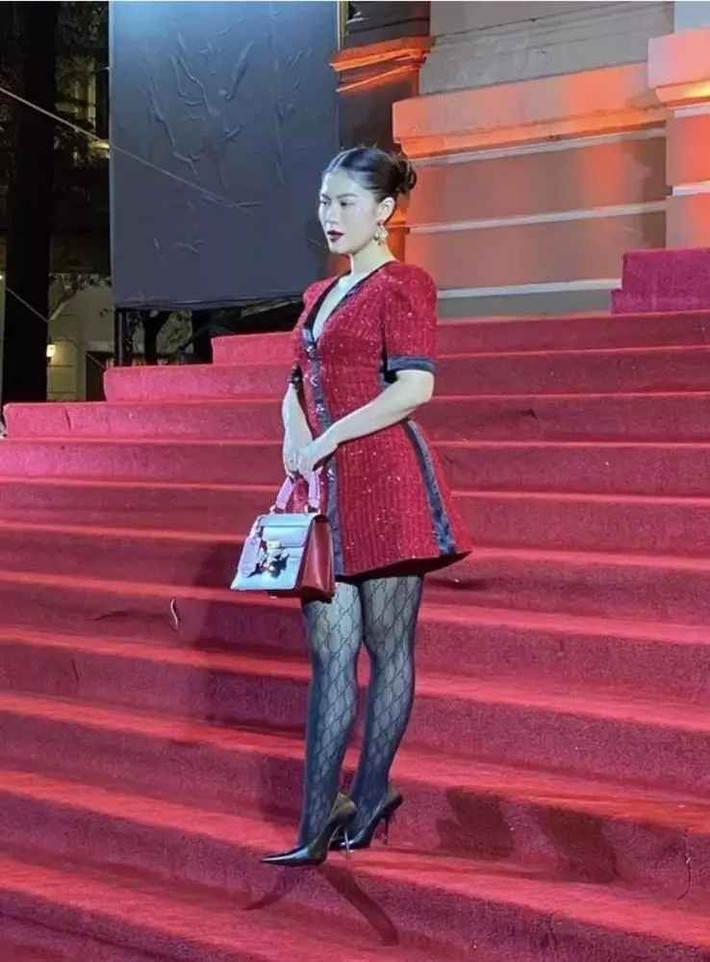 Cụ thể, Ngọc Thanh Tâm cho biết: "Khi mặc một bộ đồ và nhìn vào gương, mình đâu có khùng đến mức mà khi thấy xấu vẫn mặc đi đâu. Nhưng lúc đó, khi nhìn vào gương thì mình thấy ổn...