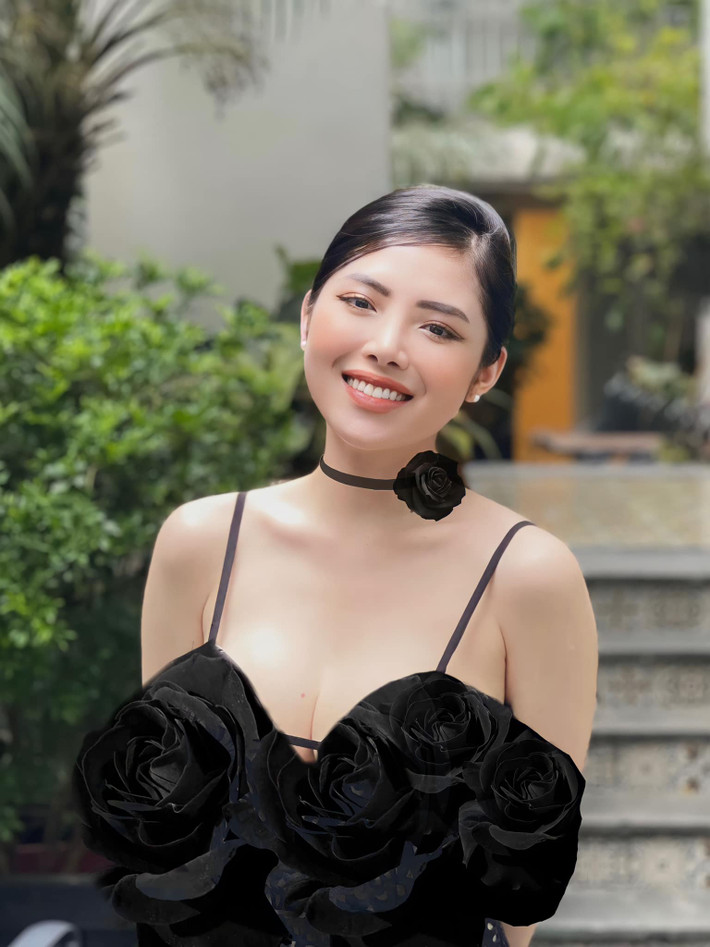 “Tôi đã chụp lại toàn bộ màn hình, vì thế nếu ai còn đăng tin sai sự thật, bôi nhọ hoặc không chịu gỡ bài gây ảnh hưởng tới cuộc sống tinh thần và vật chất của tôi thì sẽ phải trả giá trước pháp luật”, nữ tiếp viên hàng không nhấn mạnh.
