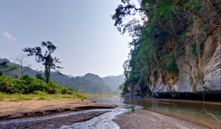 Son Doong in 360º khởi đầu bằng hình ảnh con sông dẫn vào hang Sơn Đoòng. Trên màn hình vi tính, phía dưới là thanh công cụ với các chức năng phóng to, thu nhỏ, trang chủ, âm thanh, giấu bản đồ…