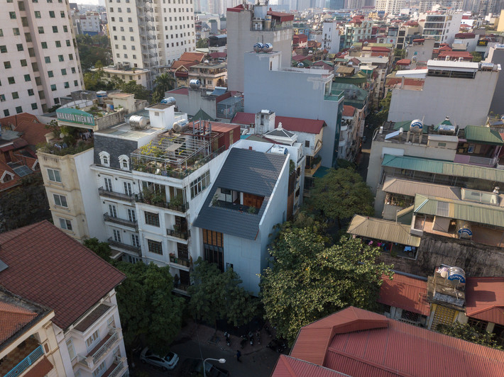 Tuy nhiên, mái dốc chéo và khoảng sân hiên gợi nhớ tới hình ảnh dung dị trong kiến trúc nhà ở truyền thống của Việt Nam xưa.