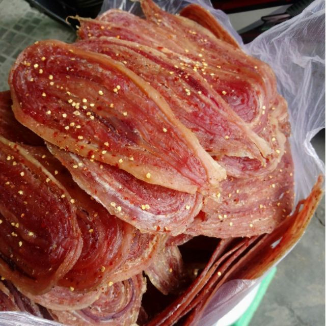 Với địa hình nhiều sông, hồ, kênh, rạch...miền Tây có không ít loại rắn nước hiền lành, không có độc. Theo đó, khô rắn từ lâu trở thành đặc sản nổi tiếng ở miền Tây. Ảnh: Shopee