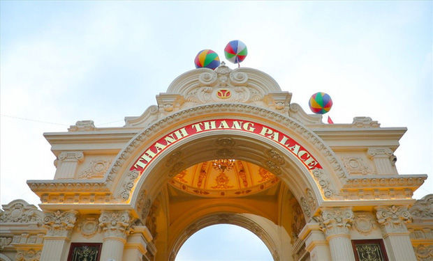 Màu sắc chủ đạo của công trình là trắng - vàng - đỏ mang đậm phong cách hoàng gia. Ảnh: Ảnh: Ohman