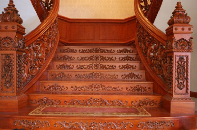 Nội thất bên trong toà lâu đài chủ yếu được xây dựng toàn bộ bằng loại gỗ đỏ quý hiếm. Ảnh: ĐSPL