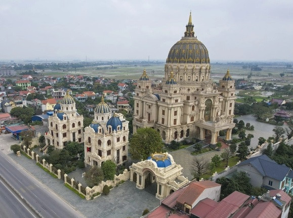 Biệt thự được lấy ý tưởng từ Nhà thờ Thánh Peter và những công trình ở Vatican (Italy) kết hợp với một số chi tiết thuần Việt và sở thích của gia chủ. Ảnh: Vietnamfinance