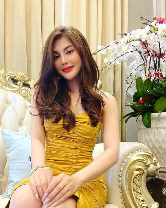 LiLy Chen được biết đến là ngọc nữ Bolero khi đăng quang một cuộc thi về dòng nhạc này vào năm 2019. Xuất thân nghèo khó nhưng hiện tại, LiLy Chen khiến nhiều người không khỏi choáng ngợp với cuộc sống sang chảnh như bà hoàng. Ảnh: FB Lily Chen