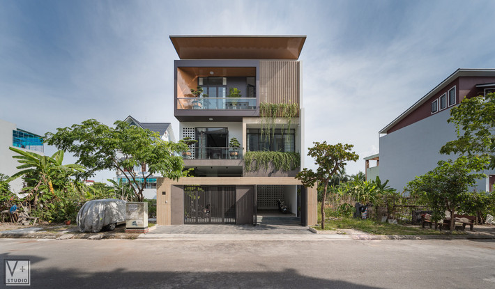 Nằm trong khu đô thị mới của thành phố Hải Dương, ngôi nhà xây trên diện tích 250 m2 (10 x 25 m) nhưng theo quy hoạch chỉ được phép xây dựng 60% diện tích đất (khoảng 136 m2) và không quá 3 tầng.