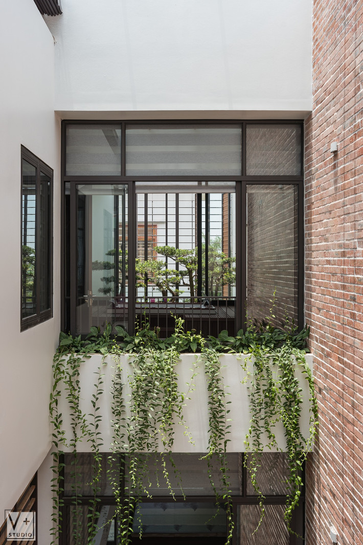 Một mặt của giếng trời được xây bằng gạch nung vừa tạo độ nhám, vừa dễ tiêu âm.