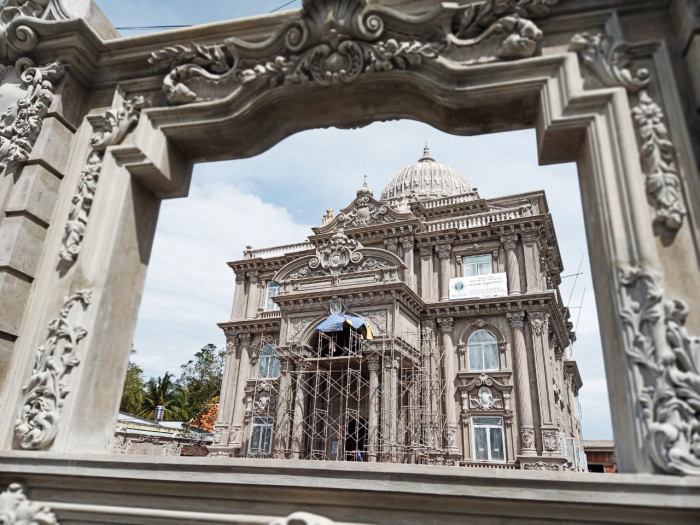 Nằm trên khu đất 3.000m2, toà dinh thự bắt đầu xây dựng từ năm 2019, và dự kiến cuối tháng 12/2022 sẽ hoàn thiện. Ảnh: Báo giao thông