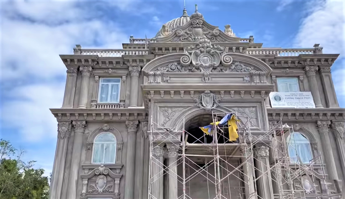 Trong thời gian nghỉ dịch, ông Lang nảy ra ý tưởng xây dựng lâu đài này ở Phong Điền, Cần Thơ – nơi ông sinh ra. Ảnh chụp màn hình