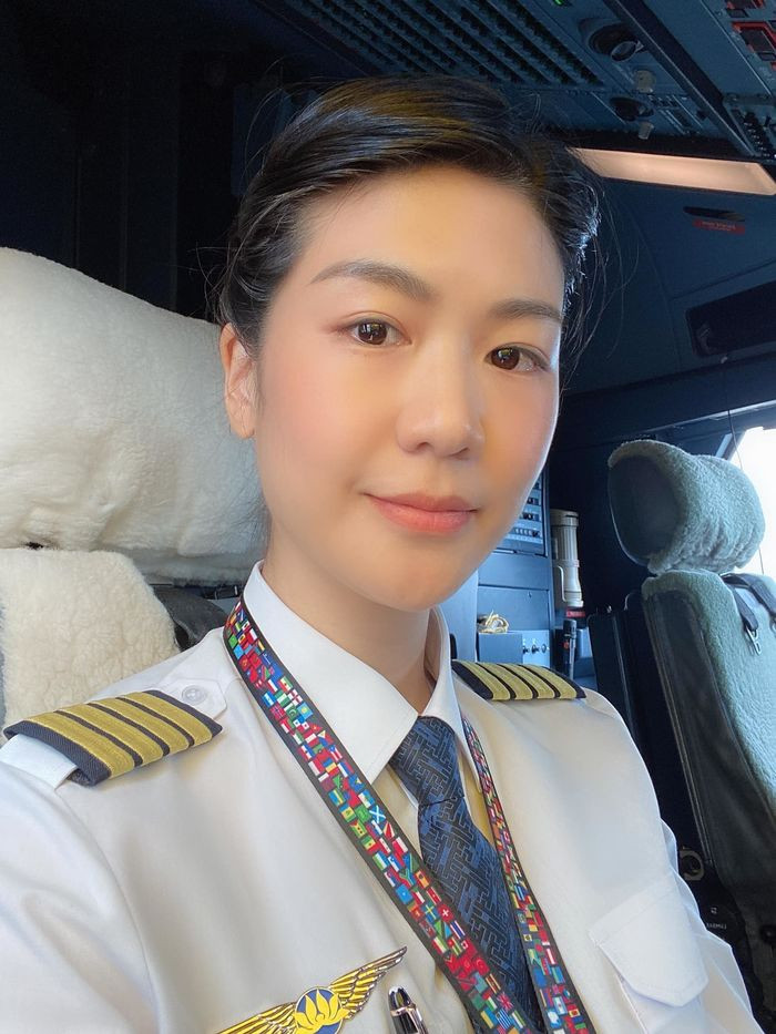 Huỳnh Lý Đông Phương gây ấn tượng với hình ảnh nữ phi công mạnh mẽ, cá tính trong bộ đồng phục bay.