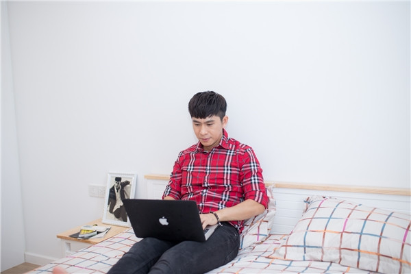 Phòng riêng của Châu Gia Kiệt không quá cầu kỳ, vừa đủ cho chàng độc thân. Ảnh: FBNV