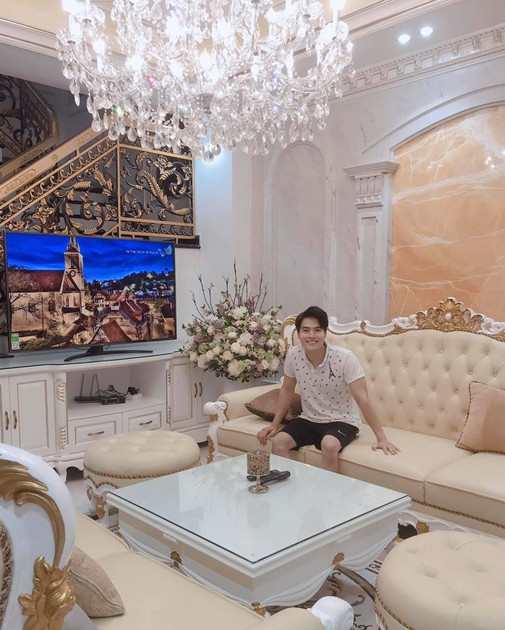 Đèn chùm tại phòng khách giúp không gian vừa thẩm mỹ, vừa ấm cúng và hiện đại. A