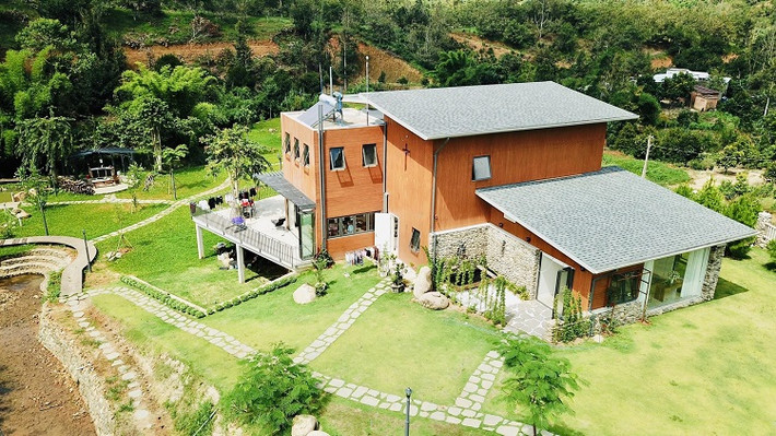 Căn biệt thự gồm 3 tầng, liên kết với nhau bởi các khối nhà có kiến trúc độc đáo. Ảnh: Dân Việt