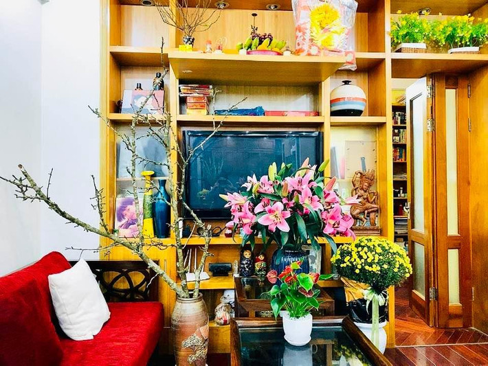 Căn hộ của MC Thảo Vân rộng hơn 90m2. Phòng khách giản dị với rất nhiều hoa tươi.