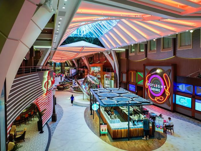 Quầy bar đa dạng với không gian sang trọng trên du thuyền. Ảnh: Wonder of the Seas