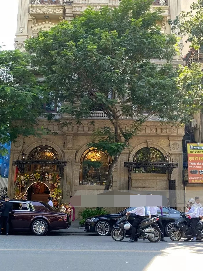 Chồng Hoa hậu Đỗ Mỹ Linh là Đỗ Vinh Quang - con trai thứ của “bầu” Hiển. Gia đình bầu Hiển sống trong căn biệt thự lớn ngay vị trí trung tâm tại Hà Nội. Ảnh: Saostar