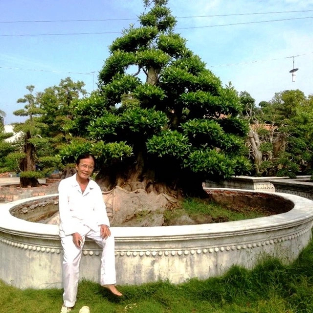 Nghệ nhân Võ Phi Sơn (ở thành phố Tây Ninh) sở hữu khu vườn quy tụ nhiều cây cảnh đẹp, có tuổi đời hàng trăm năm khiến nhiều người ngưỡng mộ. Ảnh: Dân trí