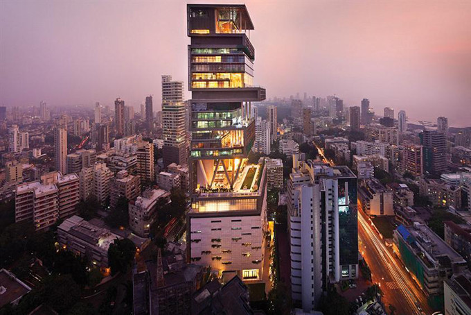 Biệt thự 27 tầng của tỷ phú Ambani. Ảnh: BI Tỷ phú Ambani cũng sở hữu hơn 170 chiếc xe hơi sang trọng, trong đó có một chiếc Rolls-Royce Cullinan trị giá 2 triệu USD.