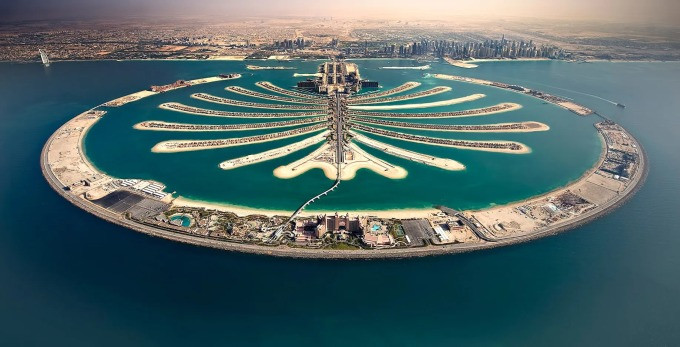 Đảo nhân tạo hình cây cọ Palm Jumeirah, nơi tọa lạc căn biệt thự 163 triệu USD tỷ phú Mukesh Ambani vừa mua. Ảnh: AX Tỷ phú Mukesh Ambani là chủ tịch của Reliance Industries, công ty lớn nhất Ấn Độ theo quy mô vốn hóa. Theo Bloomberg Billionaires Index, ông Ambani đang sở hữu khối tài sản ròng trị giá 84,2 tỷ USD, là tỷ phú giàu thứ 2 Ấn Độ và giàu thứ 10 thế giới. Khối tài sản của tỷ phú Ambani chủ yếu đến từ 42% cổ phần trong Reliance Industries. Tháng 4 vừa qua, tài sản ròng của ông Ambani đã vượt mốc 100 tỷ USD. Reliance Industries của ông Ambani bắt đầu phát triển theo cấp số nhân vào khoảng năm 2014. Đến năm 2020, Reliance Industries trở thành công ty Ấn Độ đầu tiên vượt mốc giá trị vốn hóa thị trường 200 tỷ USD. Tỷ phú Ấn Độ đang đẩy mạnh mua bất động sản ở nước ngoài. Năm ngoái, tập đoàn của ông Ambani chi 79 triệu USD để mua Stoke Park, khu nghỉ dưỡng mang tính biểu tượng của nước Anh, gồm một khách sạn, cơ sở thể thao và giải trí ở hạt Buckinghamshire.