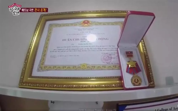Tại một góc cao trong phòng khách, thầy Park đặt trang trọng Bằng khen và Huân chương lao động do chính phủ Việt Nam trao tặng. Ảnh: SBS