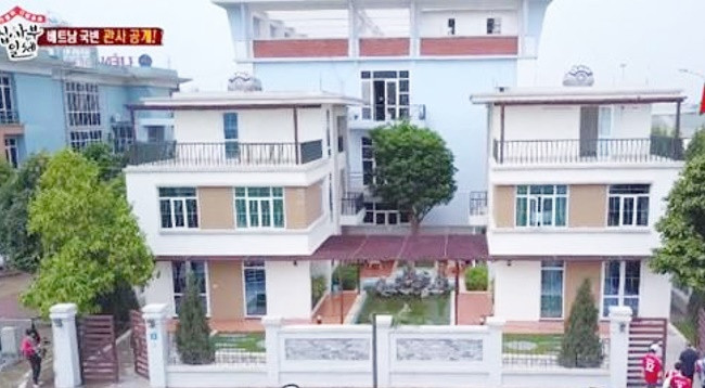 Sau khi nhận nhiệm vụ HLV trưởng đội tuyển Việt Nam, ông Park Hang Seo và vợ sống trong ngôi nhà công vụ do Liên đoàn Bóng đá Việt Nam hỗ trợ trong thời gian làm việc tại Việt Nam. Ảnh: SBS