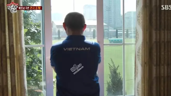 Điều thú vị nhất về căn nhà của HLV Park Hang Seo là khi đứng trên tầng 3, thầy có thể phóng tầm mắt của mình để ngắm nhìn toàn bộ khu tập luyện tại Trung tâm đào tạo trẻ của VFF. Ảnh: SBS
