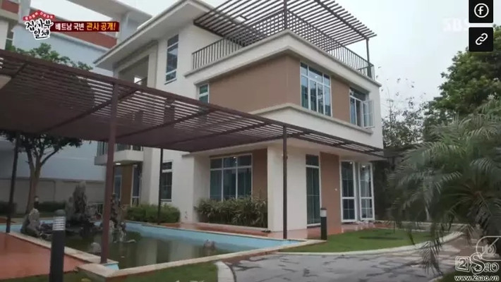 Trong khuôn viên biệt thự có hồ bơi và được bao phủ bởi nhiều cây xanh. Ảnh: SBS