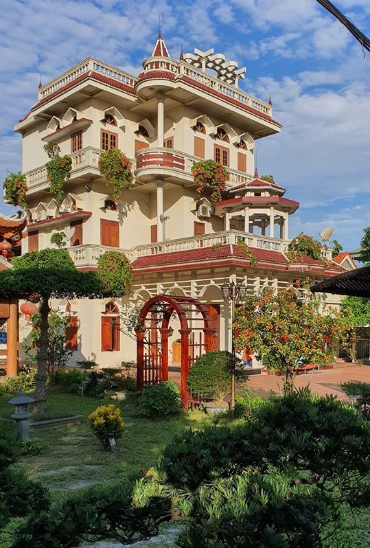 Theo anh K.T, ngôi nhà 3 tầng được gia đình xây dựng từ những năm 1998, trong khi đó nhà gỗ theo lối cổ truyền Bắc Bộ có tuổi đời cả trăm năm. Ảnh: Dân trí