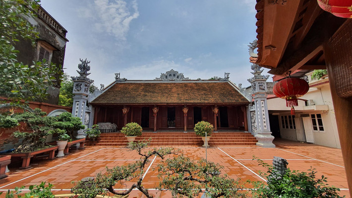 Vừa qua, căn nhà cổ được gia đình sửa sang lại, làm nơi thờ cúng của dòng họ, còn nhà 3 tầng ở chính diện được giữ nguyên phần khung. Ảnh: Dân Việt