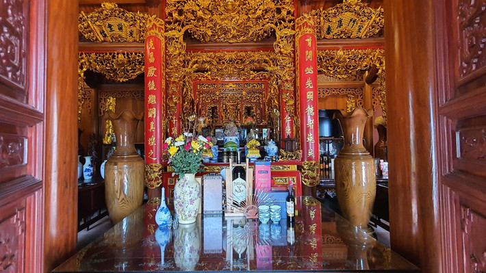 Hoành phi, câu đối bên trong nhà được làm từ gỗ mít. Ảnh: Dân trí
