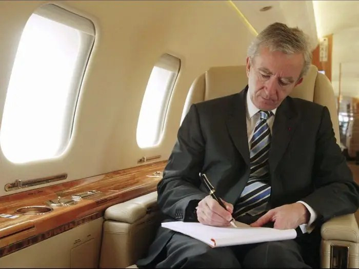 Chuyên cơ của tỷ phú Bernard Arnault là chiếc Bombardier Global 7500. Theo báo cáo năm 2019 của Forbes, Arnault đi máy bay riêng ít nhất một lần mỗi tháng.