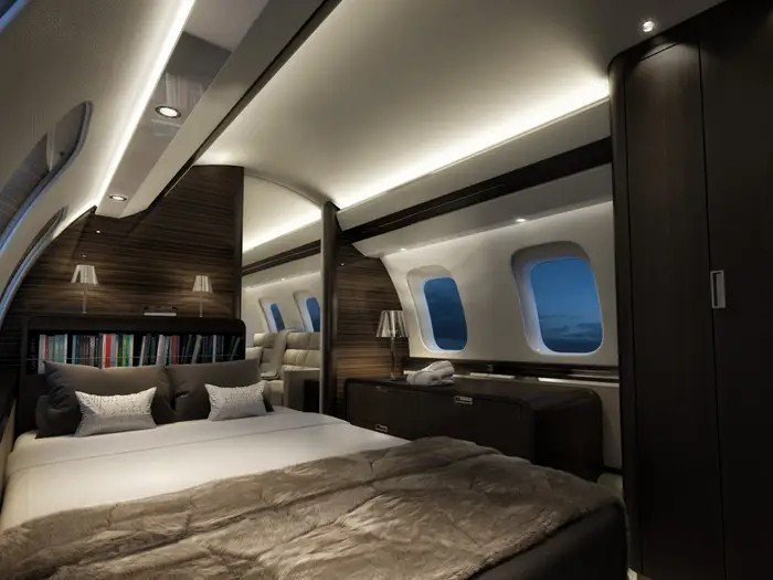 Hai cabin cuối cùng là 2 phòng ngủ master dành cho chủ nhân máy bay, với một giường ngủ lớn, TV, bàn làm việc và tủ sách.