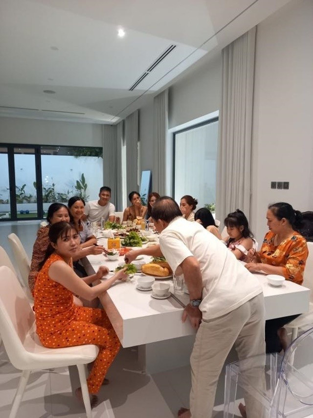 Tổ ấm của nữ ca sĩ nhiều lần trở thành nơi tụ tập gia đình nhưng vẫn không sử dụng hết diện tích. Ảnh: FB Hoa Tâm