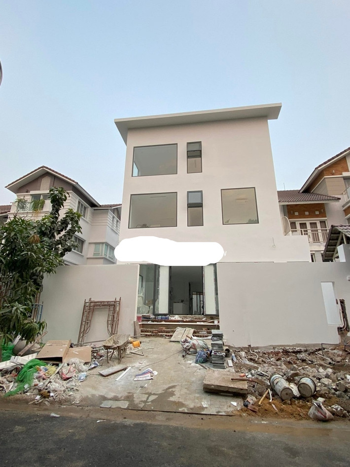 Căn biệt thự gồm 3 tầng tọa lạc trên một mảnh đất rộng và có kiến trúc khác biệt so với căn kề cận. Ảnh: Yan