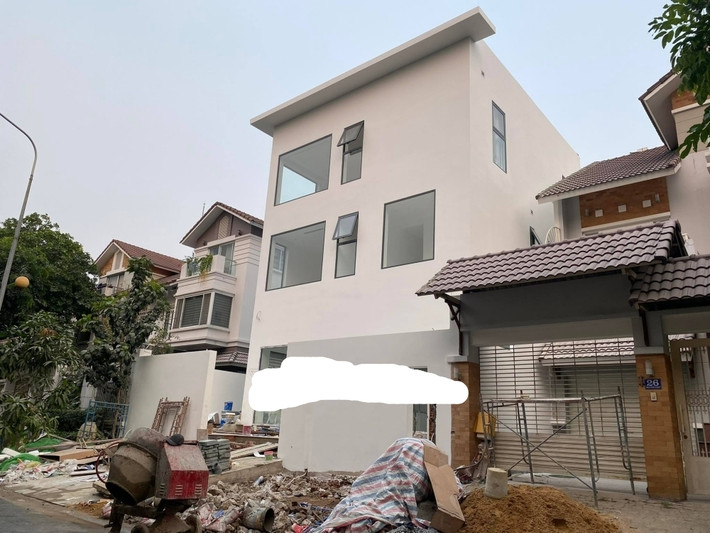 Năm ngoái, Thuỷ Tiên - Công Vinh thu hút sự chú ý của dư luận khi đập đập bỏ bạch dinh 22 tỷ dể xây mới. Ảnh: Yan