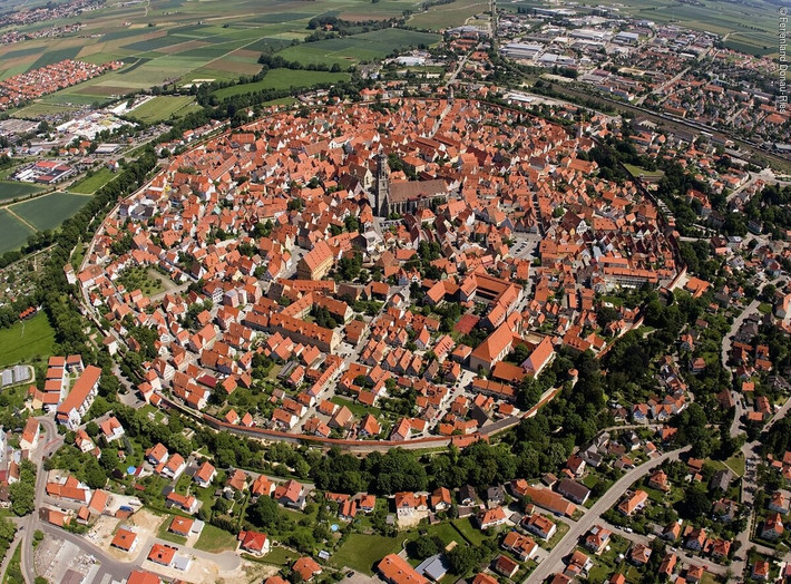 Nördlingen là một thị trấn có khoảng 20.000 dân toạ lạc tại tỉnh Bavaria, Đức. Nhìn từ bên ngoài, Nördlingen trông cũng như nhiều thị trấn phía nam nước Đức khác. Tuy nhiên, ít ai biết nó "ẩn giấu" tới 72.000 tấn kim cương ở khắp mọi nơi.